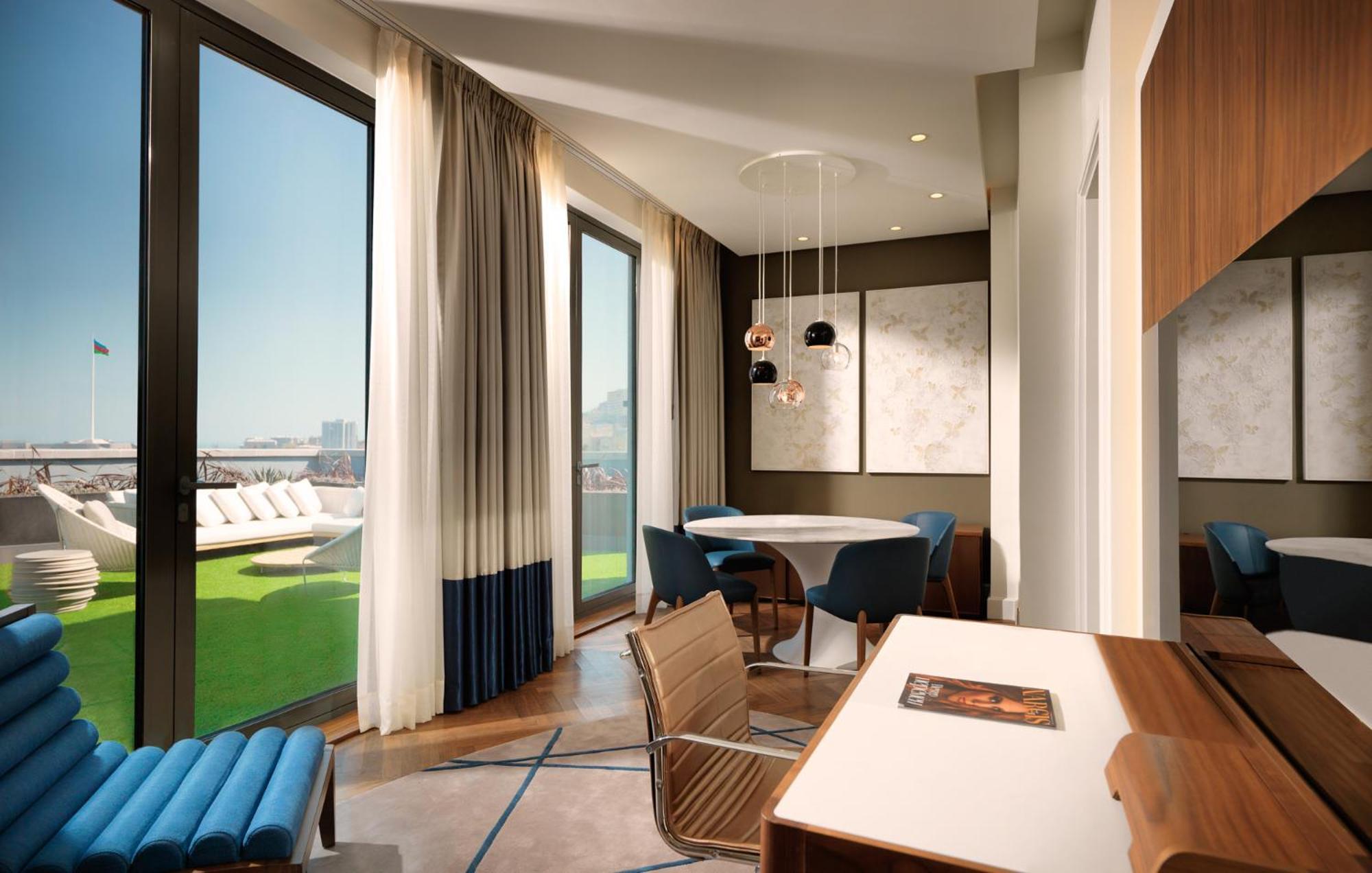 Terrassensuite mit einem Kingsize-Bett und Meerblick