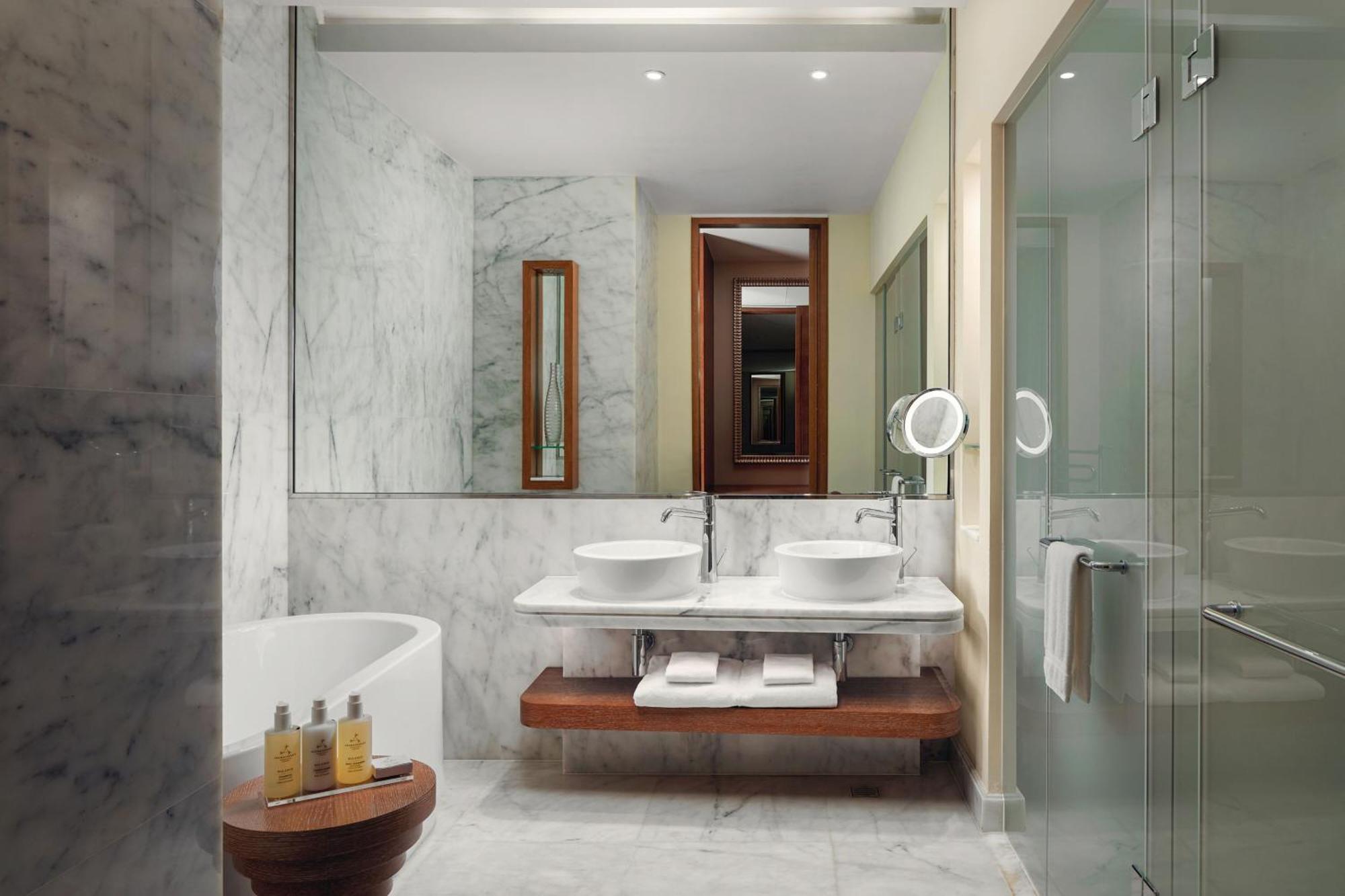 Ambassador Suite mit Kingsize-Bett und Zugang zur Executive Lounge - Meerblick