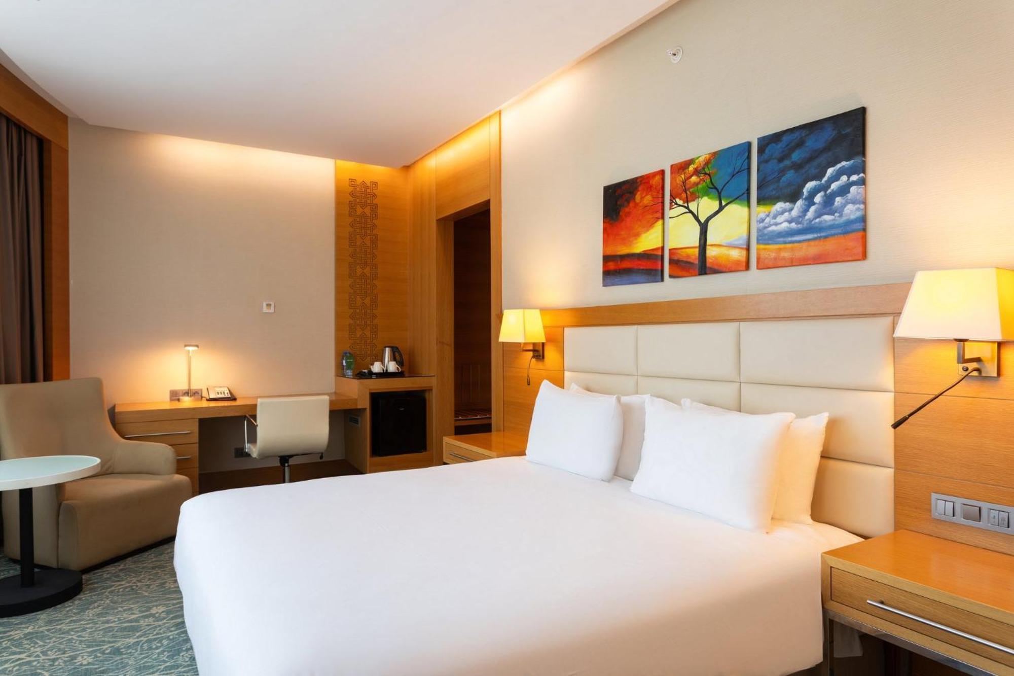 Standard Zimmer mit Kingsize-Bett Stadtblick